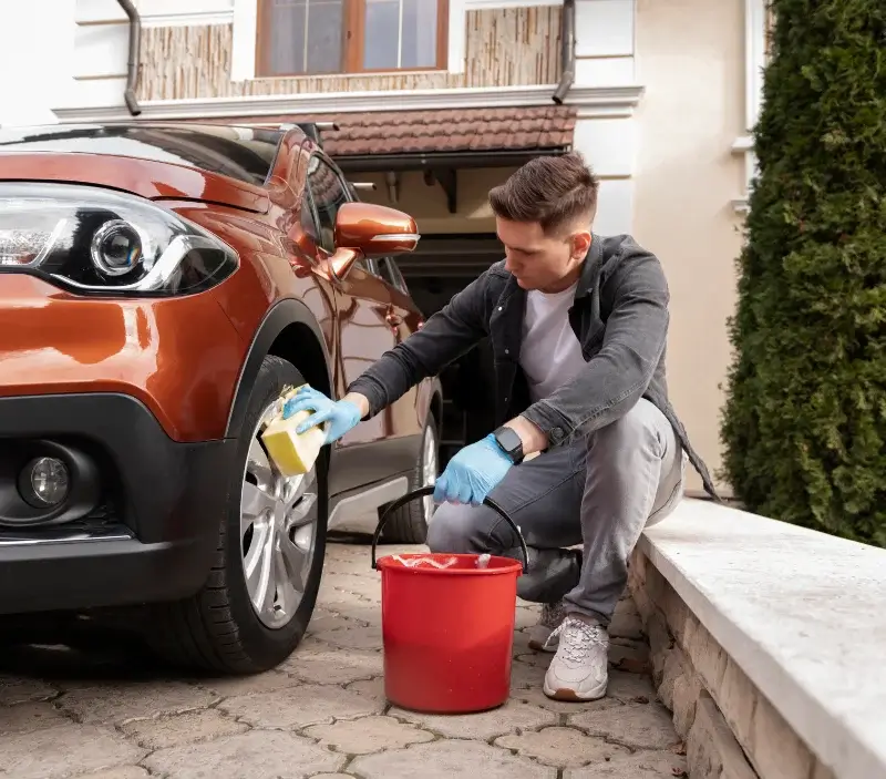 Lavage auto à domicile Pouillon : professionnel intervenant sur un véhicule